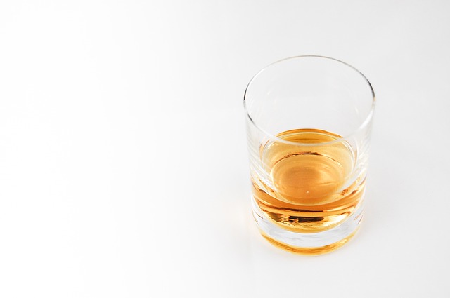 sklenice whiskey