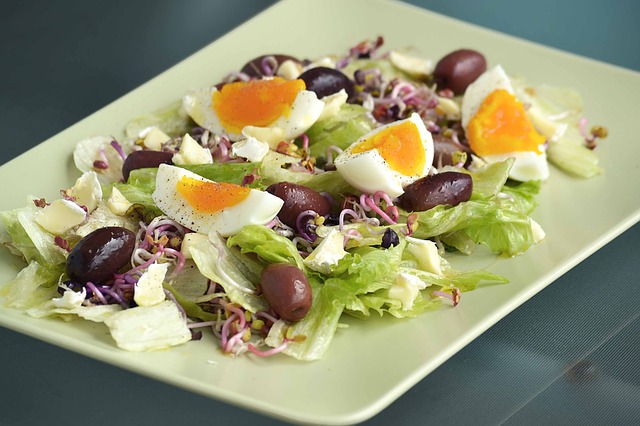 salát, olivy, vajíčka