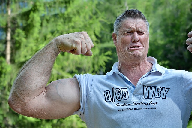 muž ukazující svaly, svalovec.jpg