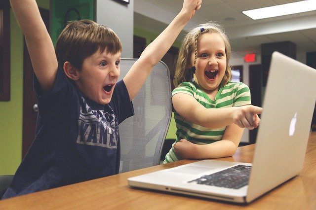 děti sedící u počítače
