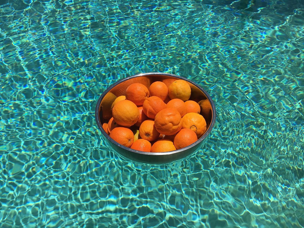 pomeranče na hladině